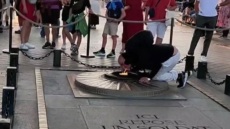 Αφαιρούν την άδεια παραμονής από τον 47χρονο που άναψε τσιγάρο στο Μνημείο του Άγνωστου Στρατιώτη στο Παρίσι