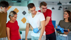 Πνιγμός: Πώς γίνεται η λαβή Χάιμλιχ που έχει σώσει πάνω από 100.000 ζωές – Δείτε βίντεο