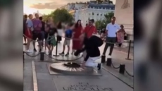 Παρίσι: Υπό κράτηση άνδρας που άναψε το τσιγάρο του από τη φλόγα του Άγνωστου Στρατιώτη 
