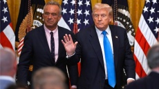 Ο Τραμπ ακυρώνει χρηματοδοτήσεις εμβολίων mRNA: «Τερματίζονται 22 επενδύσεις των 500 εκατ. δολαρίων», ανακοίνωσε ο Κένεντι 