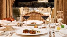 Tudor Hall: Λαμπρή fine dining εμπειρία στην πιο κλασάτη σάλα της Αθήνας