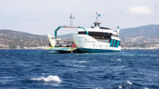 Σενάρια για ανθρώπινο λάθος ή μηχανική βλάβη εξετάζουν οι Αρχές για το πλοίο που προσάραξε σε ξέρα στα Νέα Στύρα