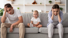 Γιατί οι γονείς αισθάνονται αποτυχημένοι τόσο συχνά – Τι φταίει και πώς μπορεί να αλλάξει