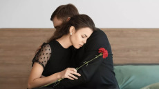 Πένθος: Πόσο επικίνδυνο για την υγεία είναι το σύνδρομο της ραγισμένης καρδιάς