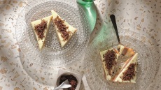 Γλυκό ψυγείου με φρυγανιά και δύο κρέμες
