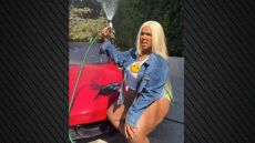 Η Lizzo χορεύει twerk ενώ πλένει ένα αυτοκίνητο - Δείτε το βίντεο