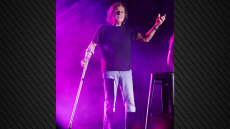 Ο Βασίλης Παπακωνσταντίνου με πατερίτσα σε συναυλία του στο Ναύπλιο - Δείτε τις φωτογραφίες