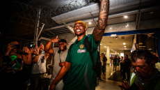 Ο Ρισόν Χολμς έφτασε στην Ελλάδα για λογαριασμό του Παναθηναϊκού: «Ανυπομονώ για την ατμόσφαιρα του ΟΑΚΑ» - Βίντεο