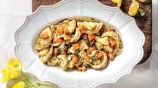 Αγκινάρες με κρεμμυδάκια και μάραθο