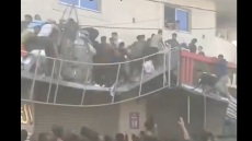 Γάζα: Μπαλκόνι καταρρέει από το πλήθος Παλαιστινίων που έτρεξαν να πάρουν ανθρωπιστική βοήθεια - Δείτε βίντεο 
