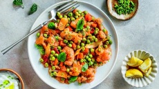 Kουνουπίδι με ντομάτα, αρακά και μυρωδικά
