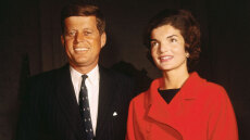 Το μεγάλο μυστικό του JFK: Η σχέση του Κένεντι με αεροσυνοδό που η Τζάκι δεν συγχώρεσε ποτέ 