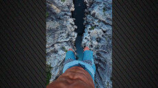 Βίντεο που κόβει την ανάσα: Αθλητής κατάδυσης πηδάει από βράχο ύψους 31 μέτρων σε φαράγγι
