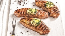 Μοσχαρίσιες μπριζόλες με αρωματικό βούτυρο
