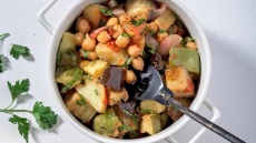 Κοκκινιστό τουρλού με ρεβίθια