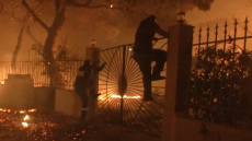 Η τιτάνια προσπάθεια εθελοντών στο Θυμάρι, πηδούν φράχτη προσπαθώντας να σώσουν σπίτι από τη φωτιά - Δείτε βίντεο