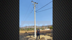 Το βραχυκύκλωμα σε κολώνα ηλεκτροδότησης ερευνάται ως πιθανή αιτία για τη φωτιά στην Κερατέα - Δείτε φωτογραφίες από το σημείο