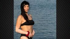 H Αθηναΐς Νέγκα φωτογραφίζεται στην παραλία χωρίς ρετούς - «Εγώ που φέτος είμαι 51»