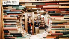 Τι διαβάζουν οι Έλληνες: Λογοτεχνία, ιστορία και αστυνομικά στις πρώτες θέσεις - 11.312 τίτλοι το 2024

