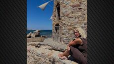 Η Ελεωνόρα Ζουγανέλη φωτογραφίζεται στους ανεμόμυλους της Χίου