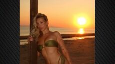 Η Γαρυφαλλιά Καληφώνη ποζάρει με μαγιό με φόντο το ηλιοβασίλεμα