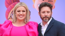 Η Κλάρκσον είναι συντετριμμένη από τον θάνατο του πρώην συζύγου της, προσπαθεί να μείνει δυνατή για τα παιδιά της, ανέφερε πηγή