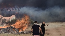 Φωτιά στην Ανατολική Αττική: «Εντοπίστηκε γκαζάκι στον Άγιο Νικόλαο», καταγγέλλει ο αντιδήμαρχος Σαρωνικού
