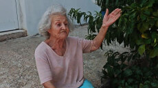 «Παιδιά, αυτή η φωτιά είναι πολύ δύσκολη» - Η μαρτυρία της κυρίας Σταματίνας από την Κερατέα που προσπάθησε να σώσει με κουβάδες το «δασάκι της»