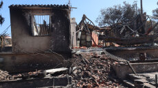 Το πέρασμα της πύρινης λαίλαπας στην Ανατολική Αττική άφησε πίσω της καταστροφή: Ένας νεκρός, χιλιάδες καμένα στρέμματα, σπίτια και αυτοκίνητα έγιναν στάχτη