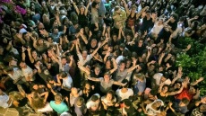 Σίφνος: Η πανσέληνος του Αυγούστου φέρνει ξανά το μεγαλύτερο street party των Κυκλάδων