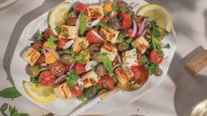 Κυπριακή σαλάτα με χαλούμι και κόλιανδρο
