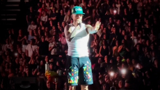 O Maluma διέκοψε συναυλία για μητέρα που είχε μαζί της παιδί 1 έτους χωρίς προστασία στα αυτιά - «Νομίζεις ότι είναι καλή ιδέα αυτό;»
