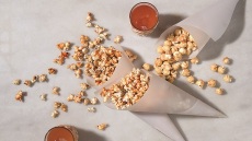 Ποπ κορν αλμυρά με καπνιστή πάπρικα και γλυκά με καραμέλα
