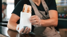 Οι τροφές που μας κάνουν να παχαίνουμε πιο γρήγορα και πώς να τις αποφύγουμε