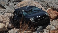 Αυτοκίνητο έπεσε σε γκρεμό κοντά στις «τρύπες του Καραμανλή» στη Βάρη - Είχε τις αισθήσεις της η 60χρονη οδηγός