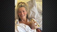 Η Άριελ Κωνσταντινίδη φωτογραφίζεται αγκαλιά με την κόρη της