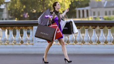 Όσο πιο ακριβό το brand τόσο περισσότερο πουλάει στην Ελλάδα - Χρυσές δουλειές για τα luxury προϊόντα