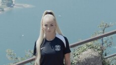 Άφησε τη Γιουβέντους για την Κόμο η Αλίσα Λέμαν: Η εντυπωσιακή παρουσίασή της με φόντο τη λίμνη - Δείτε βίντεο