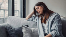 Εξάψεις και όχι μόνο – Η κατάθλιψη καραδοκεί στην πρόωρη εμμηνόπαυση
