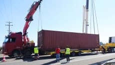 Αποκαταστάθηκε μετά από τέσσερις ώρες η κυκλοφορία Αθηνών-Κορίνθου μετά την εκτροπή φορτηγού στα διόδια Ελευσίνας - Βίντεο και φωτογραφίες 