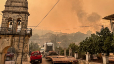 Φωτιά στη Ζάκυνθο: Ζημιές σε σπίτια από την πυρκαγιά, τεράστια μάχη με τις φλόγες - Δείτε βίντεο και φωτογραφίες