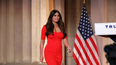 «Ένα καλοκαίρι στην Ελλάδα δίνει 10 χρόνια ζωής» και «Παναγία Θεοτόκε»  Οι αναρτήσεις της Κίμπερλι πριν έλθει στην Αθήνα
