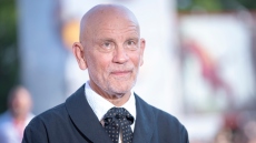 Ο Τζον Μάλκοβιτς προστίθεται στο καστ της ρομανικής σειράς «Prodigies»