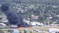 Μικρό αεροπλάνο συγκρούστηκε με σταθμευμένα αεροσκάφη κατά την προσγείωσή του στη Μοντάνα