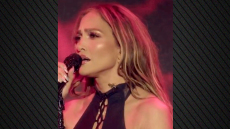 Τζένιφερ Λόπεζ: Γρύλος σκαρφάλωσε στον λαιμό της σε συναυλία στο Καζακστάν - Την αποθεώνουν για την αντίδρασή της
