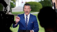 ΗΠΑ: Αντιδράσεις για τον «Χριστιανό εθνικιστή» πάστορα του υπουργού Άμυνας που επικρίνει το δικαίωμα ψήφου στις γυναίκες