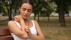 Έντομα: Τι να κάνετε αν σας τσιμπήσει μέλισσα, σφήκα, αράχνη ή τσιμπούρι