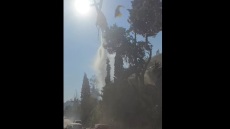 Φωτιά στην Αχαΐα: Ελικόπτερο ρίχνει νερό δίπλα σε δρόμο που κινούνται αυτοκίνητα - Δείτε βίντεο