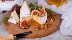 Καλοκαιρινά φρούτα και τυρί: Οι συνδυασμοί και 6 συνταγές
