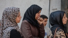 Γάζα: «Κόβω ρούχα σε λωρίδες και τα κάνω σερβιέτες για την κόρη μου»